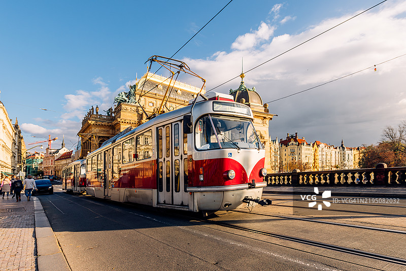 捷克共和国布拉格老城街道上的历史电车图片素材