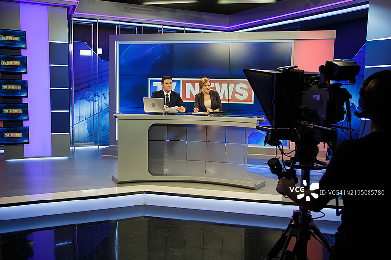 直播前的电视新闻演播室图片素材