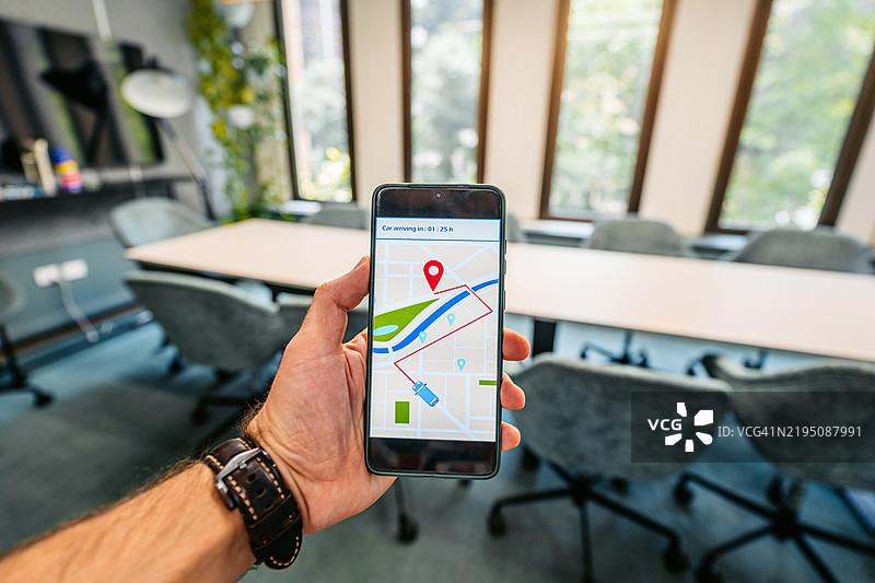 中年男子在澳大利亚悉尼的商务会议室呼叫众包出租车图片素材