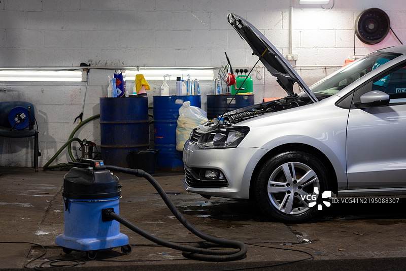 银色汽车正在维修中图片素材