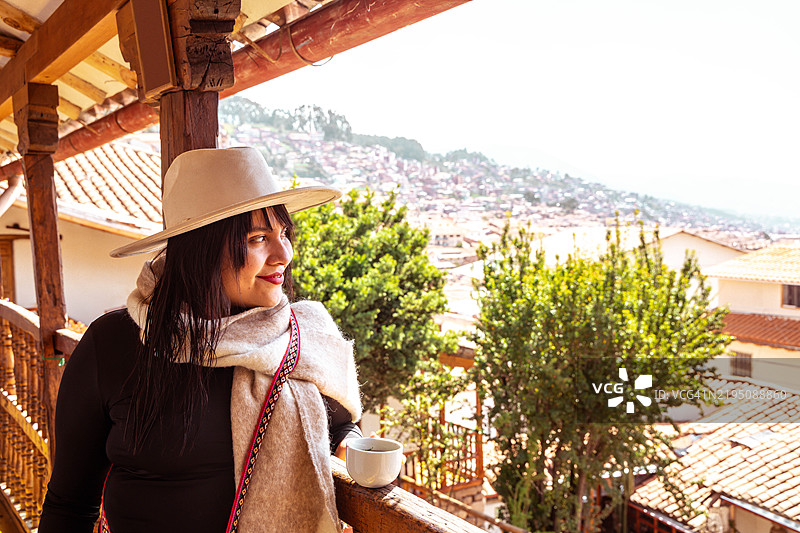 旅行者女性在秘鲁品尝可可茶以缓解高原反应图片素材