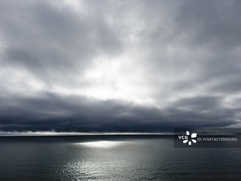 暴风雨的天空覆盖着大海图片素材