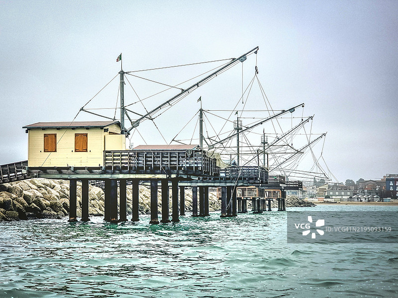 特拉布基的马尔凯海洋建筑典型构造。图片素材