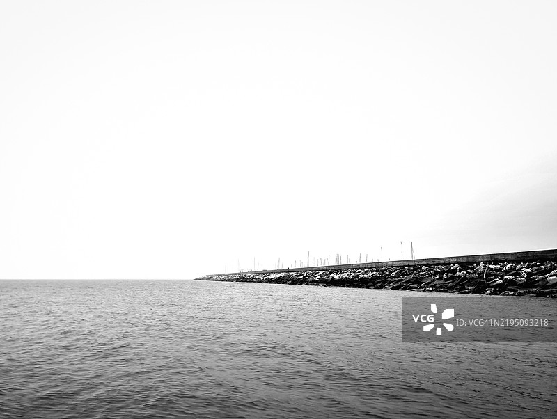 意大利法诺市于2025年1月拍摄的黑白防波堤摄影作品图片素材