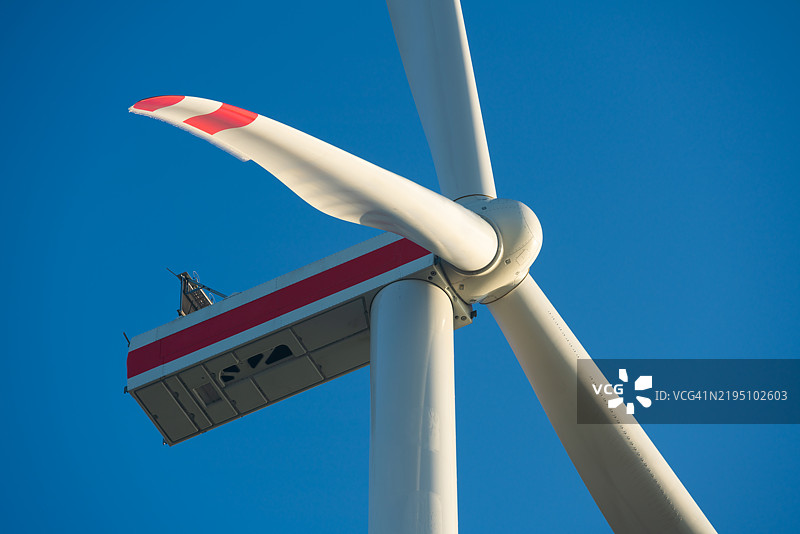 日出时的风力发电机图片素材