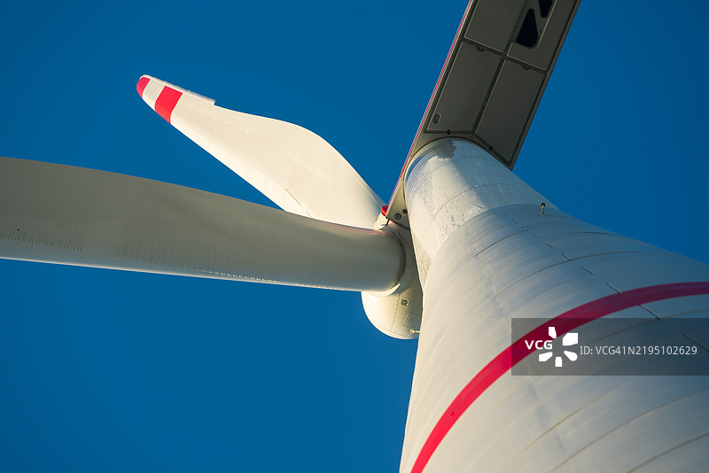 日出时的风力发电机图片素材