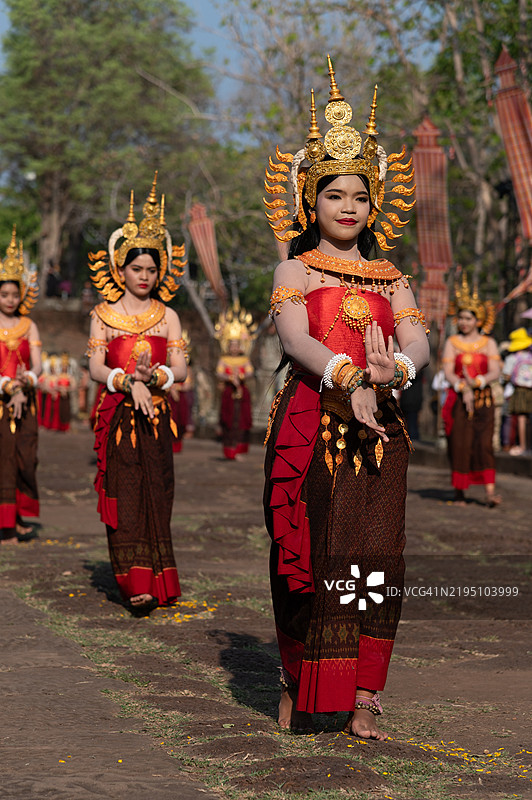 身着天女（阿普萨拉）服装的女性在皇家高棉游行中表演经典的柬埔寨舞蹈。图片素材