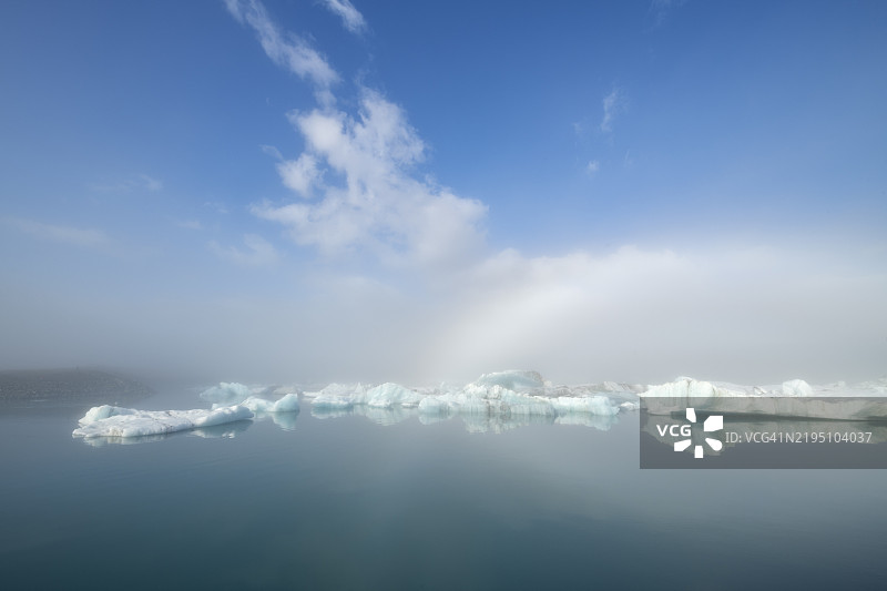 冰山在约库尔萨龙冰川湖。约库尔萨龙是位于瓦特纳冰川国家公园南部的大型冰川湖。约库尔萨龙，瓦特纳冰川国家公园，奥斯图里兰，东部地区，冰岛，北欧，欧洲。图片素材
