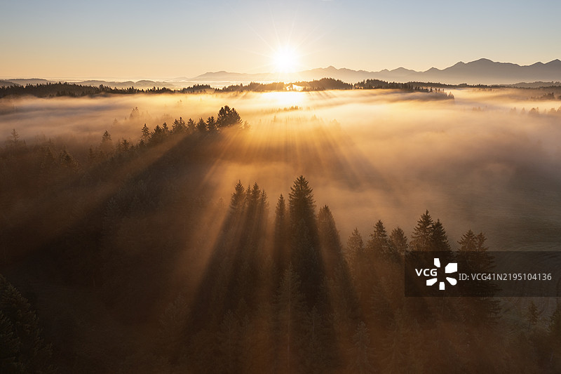 巴伐利亚州巴德拜尔索伊恩附近的法芬温克地区，日出时分的雾霭景观鸟瞰图。图片素材