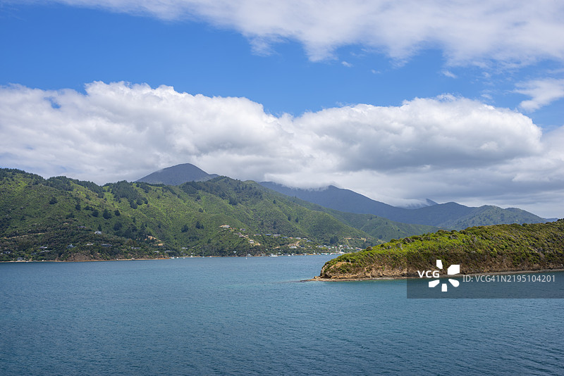 威卡瓦湾的景色,远眺威卡瓦村,位于奎恩夏洛特海峡。威卡瓦,马尔堡,马尔堡区,奎恩夏洛特海峡,新西兰南岛,新西兰,澳大拉西亚。图片素材