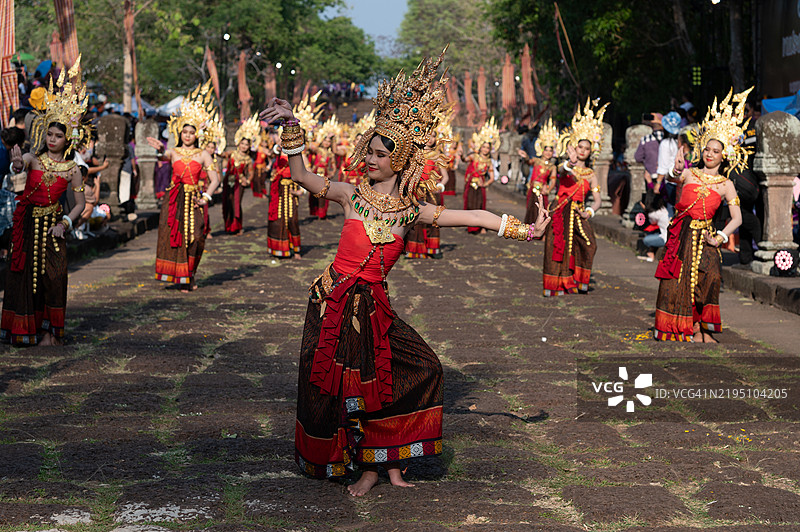 身着天女（Apsaras）服装的女性在皇家高棉游行中表演经典的柬埔寨舞蹈。图片素材