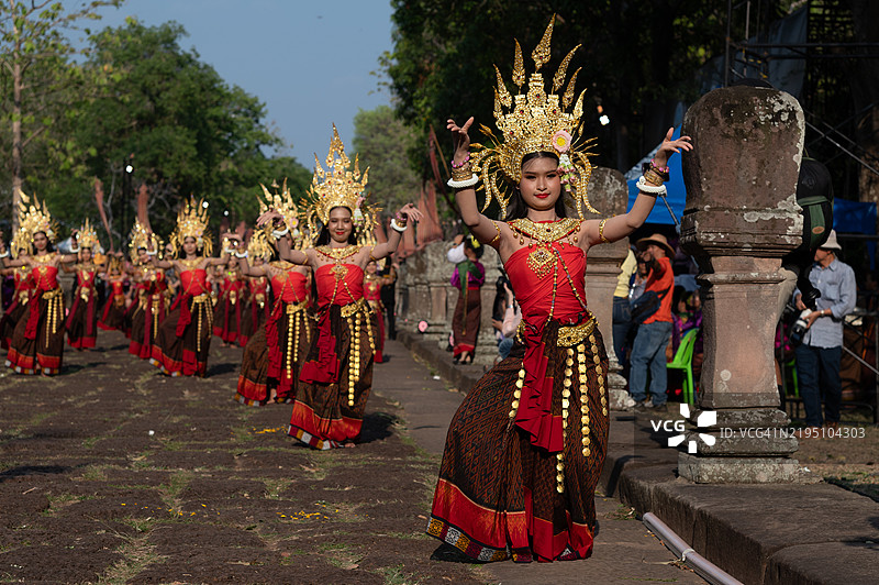 身着天女（Apsaras）服装的女性在皇家高棉游行中表演经典的柬埔寨舞蹈。图片素材