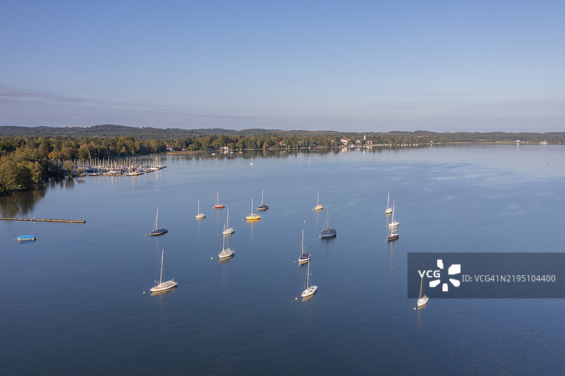 斯塔恩贝格湖的鸟瞰图，停泊着船只。斯塔恩贝格湖，巴伐利亚，德国。图片素材