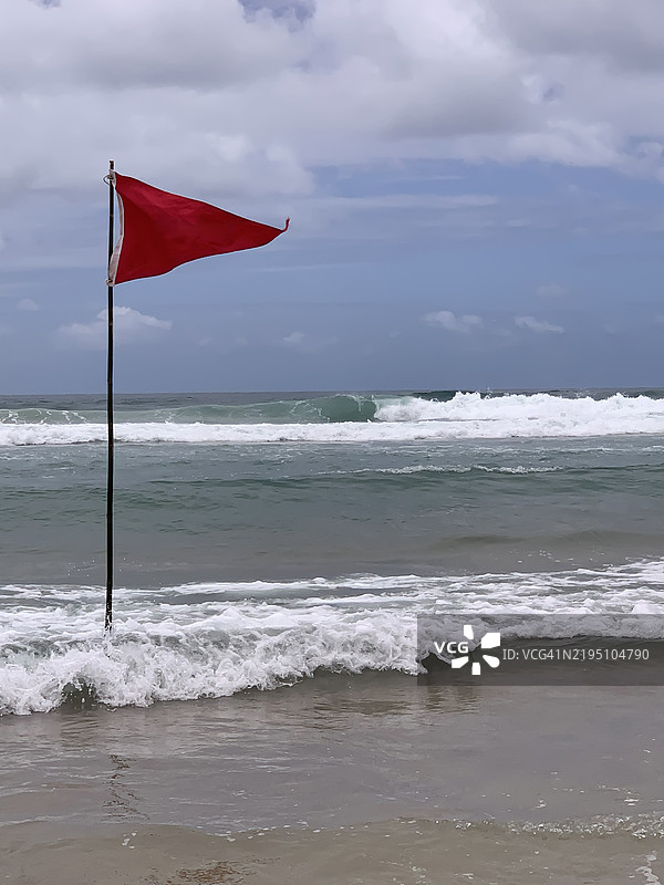 海滩上的红旗。潜水时的危险。图片素材