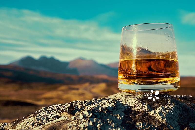 岩石上的苏格兰威士忌，绝妙的景色图片素材