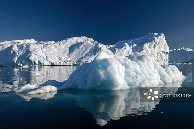 格林兰伊卢利萨特的迪斯科湾漂浮着巨大的冰山图片素材