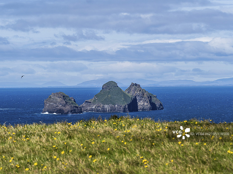 从海梅岛俯瞰维斯特曼纳群岛岩石 formations，冰岛，欧洲图片素材