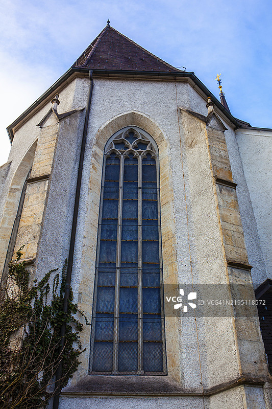 奥地利施蒂利亚州勒奥本的瓦森教堂窗户图片素材