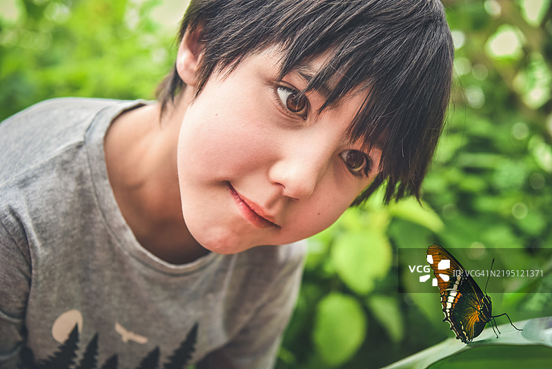孩子惊叹地凝视大自然的美丽图片素材