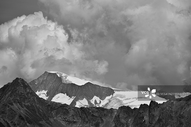 从南方俯瞰格罗斯维尼迪格山及穆尔维茨冰川，云层戏剧性，黑白摄影，奥地利东蒂罗尔，欧洲图片素材