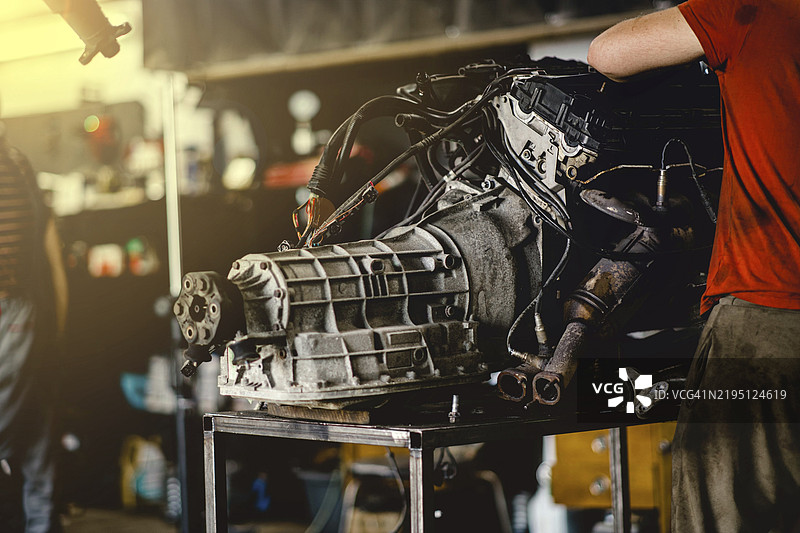 在汽车服务中心修理汽车发动机图片素材