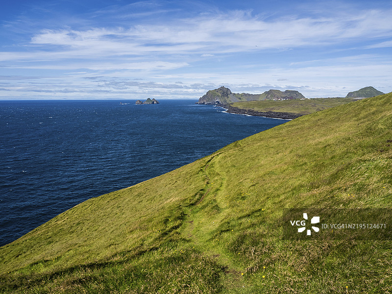 从海梅岛俯瞰维斯特曼纳群岛岩石 formations，冰岛，欧洲图片素材