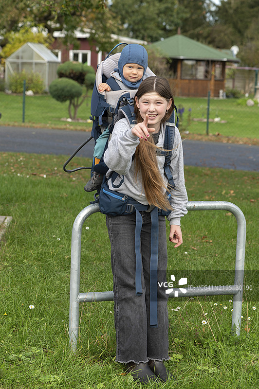 10岁女孩背着她的小侄子，梅克伦堡-前波美拉尼亚，德国，欧洲图片素材