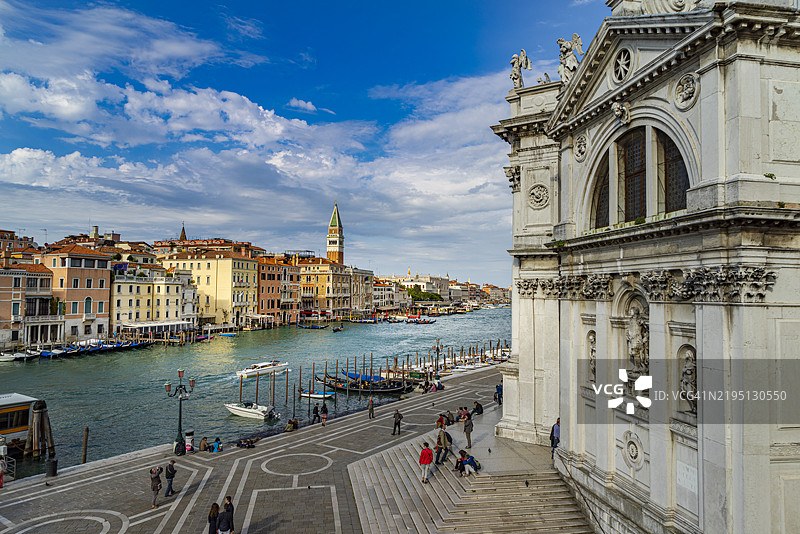 威尼斯，大运河和圣玛利亚·德拉·萨卢特教堂图片素材