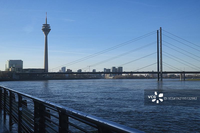 莱茵河的景观，带有电视塔和桥梁，德国杜塞尔多夫，欧洲图片素材