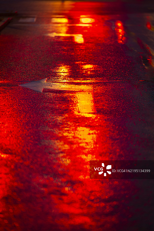 被红光照亮的湿街道图片素材
