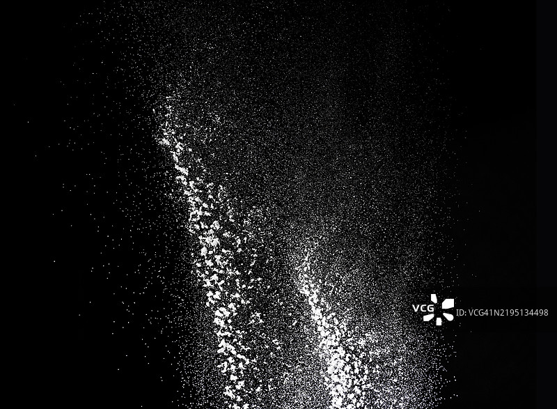 黑色背景上，厨房盐颗粒呈上升状态的云彩。图片素材