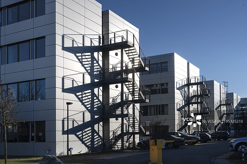 现代办公大楼，配有外部楼梯和遮阳设施，德国巴伐利亚州中法兰肯地区埃尔朗根，欧洲图片素材
