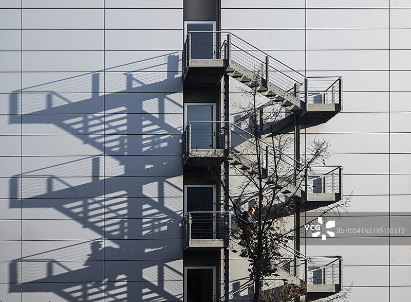 现代办公大楼投射的阴影下的外部楼梯，德国巴伐利亚州中法兰肯地区的埃尔朗根图片素材