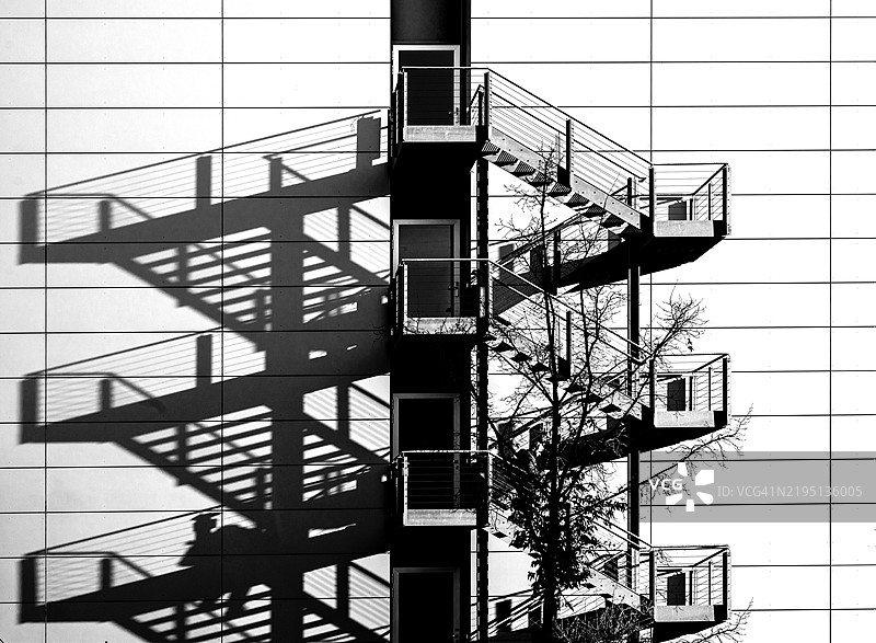 现代办公大楼外部的楼梯,投射出阴影,位于德国巴伐利亚州中法兰肯的埃尔朗根。图片素材