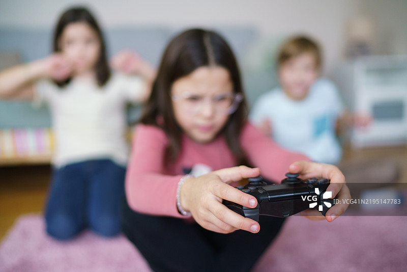 女孩玩视频游戏的特写镜头图片素材