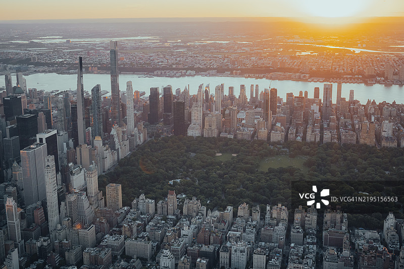 纽约市夏季天际线的鸟瞰图图片素材