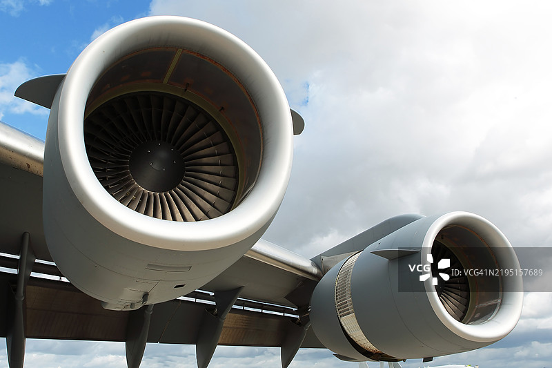 两台大型飞机涡轮发动机图片素材