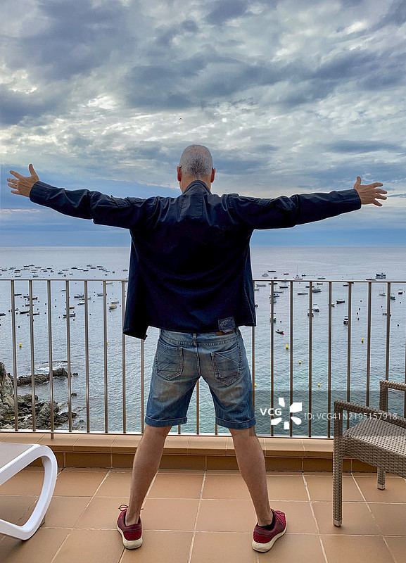 背对大海的男人图片素材