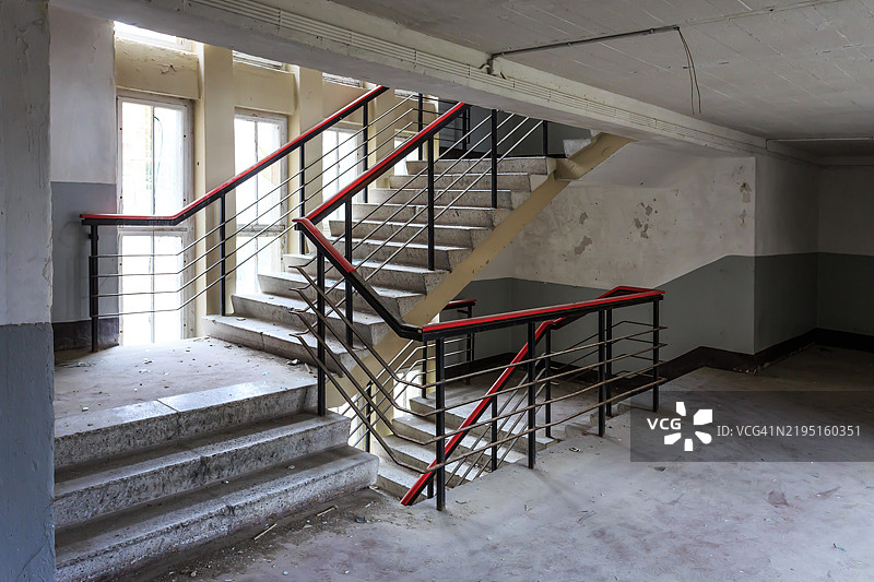 废弃建筑中的空荡楼梯图片素材