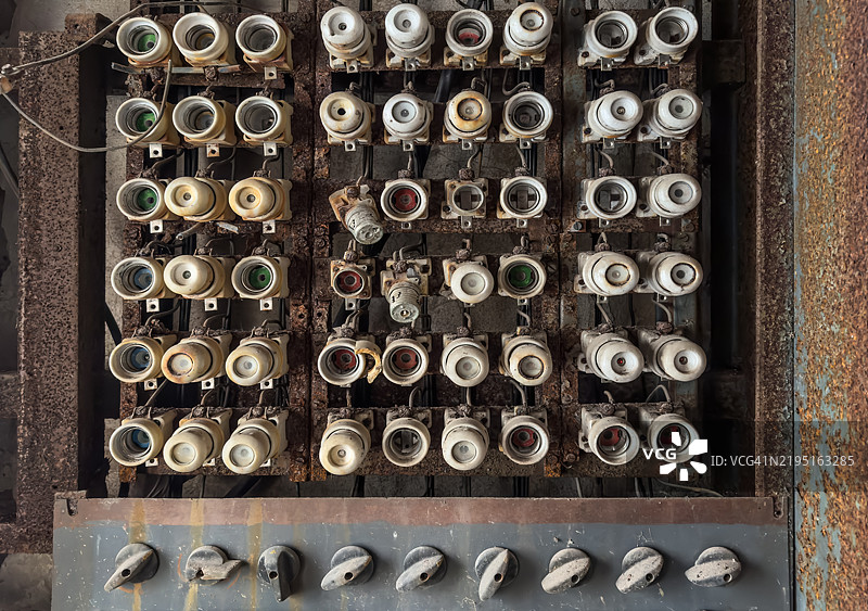废弃建筑中的大型生锈保险丝盒图片素材