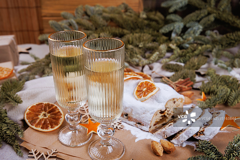 节日餐桌上的香槟和圣诞果仁面包图片素材