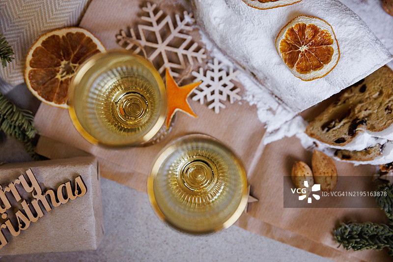 圣诞节的斯托伦蛋糕和香槟杯图片素材