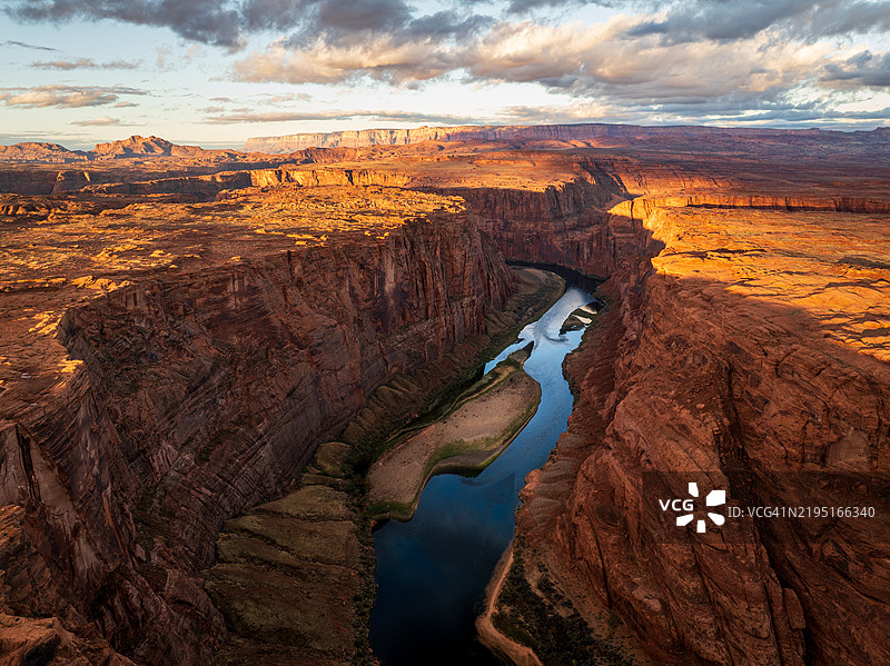 科罗拉多河在黎明时分流经格伦峡谷图片素材