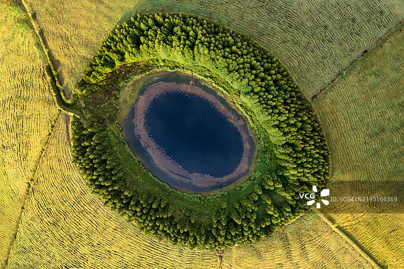 亚速尔群岛美丽泻湖的鸟瞰图。背景中有线条和纹理的无人机景观。火山口的俯视图，葡萄牙的旅游景点。图片素材