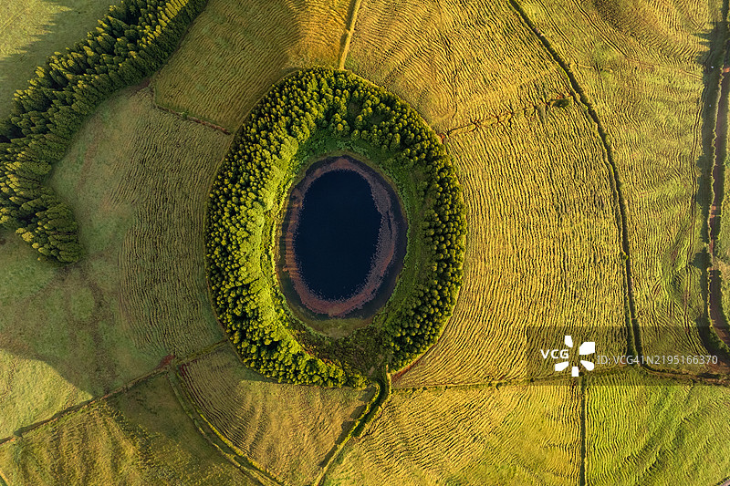 亚速尔群岛美丽泻湖的鸟瞰图。背景中有线条和纹理的无人机景观。火山口的俯视图，葡萄牙的旅游景点。图片素材