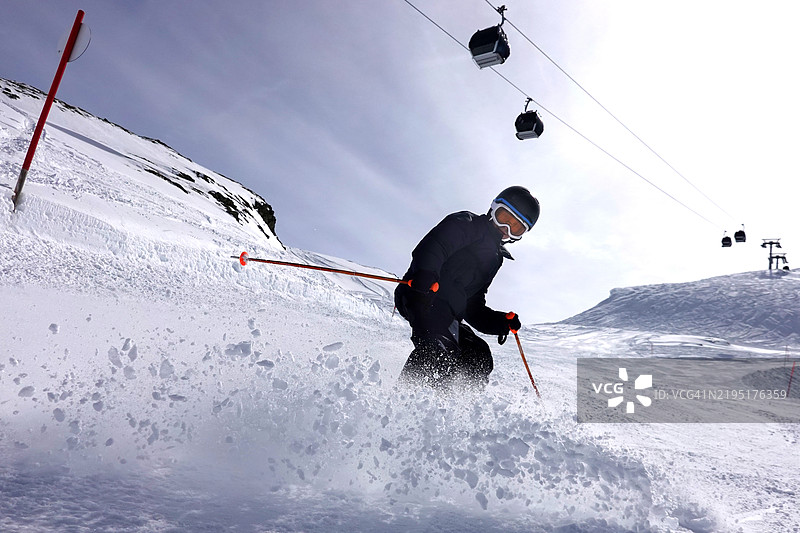 孩子们在滑雪图片素材