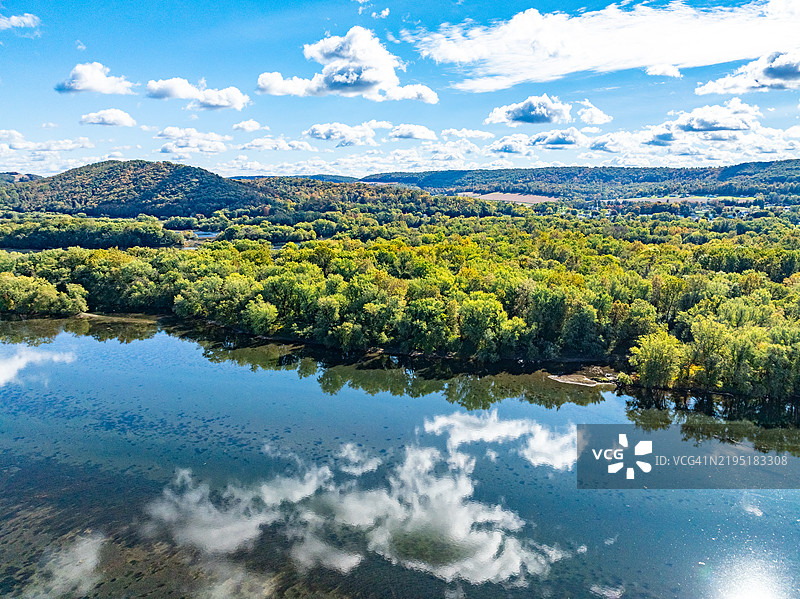 美国宾夕法尼亚州波特特雷沃顿的苏斯奎哈纳河步道、US-11公路和麦基半瀑布休息区的航拍图图片素材