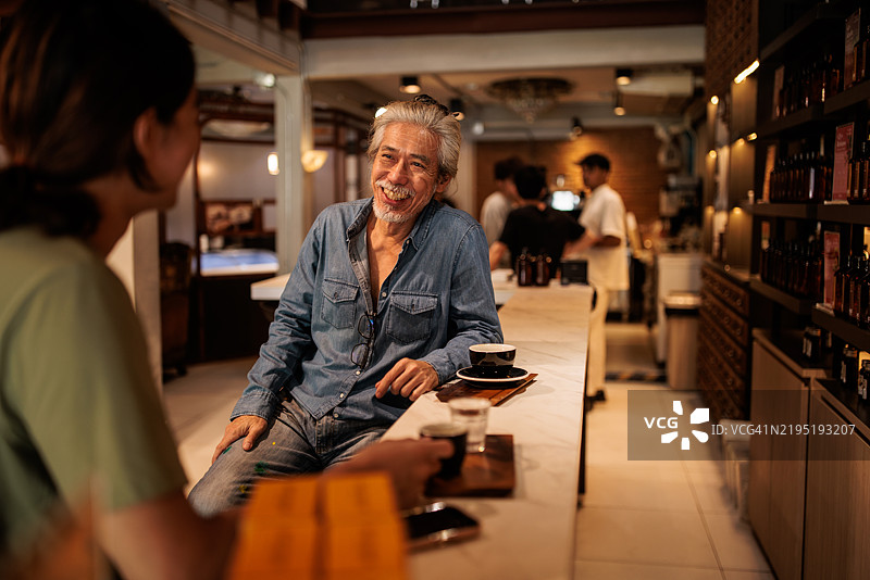 父亲和儿子在时尚咖啡馆图片素材