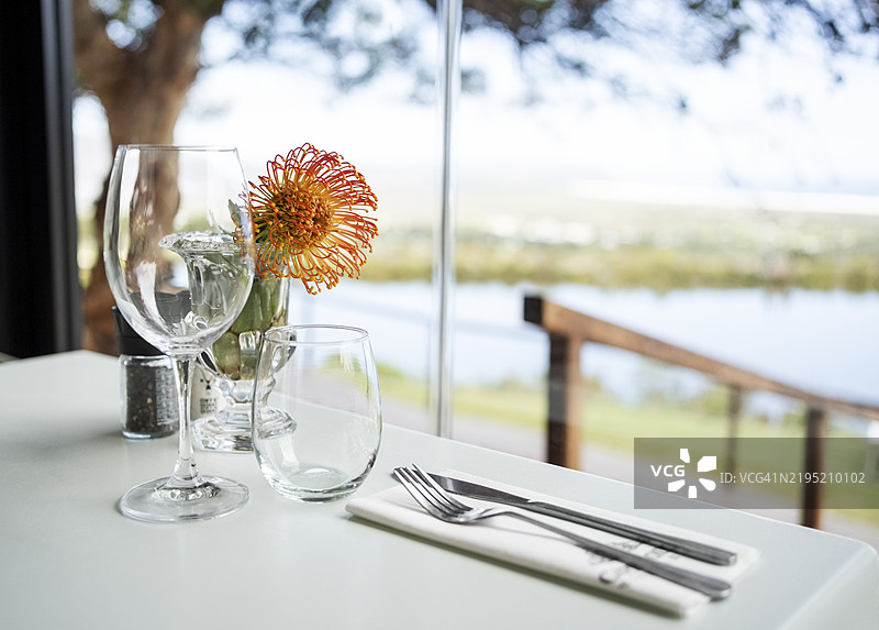 优雅的餐厅桌面布置，配有酒杯和餐具图片素材