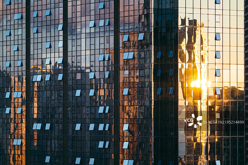 日出时的摩天大楼玻璃墙图片素材